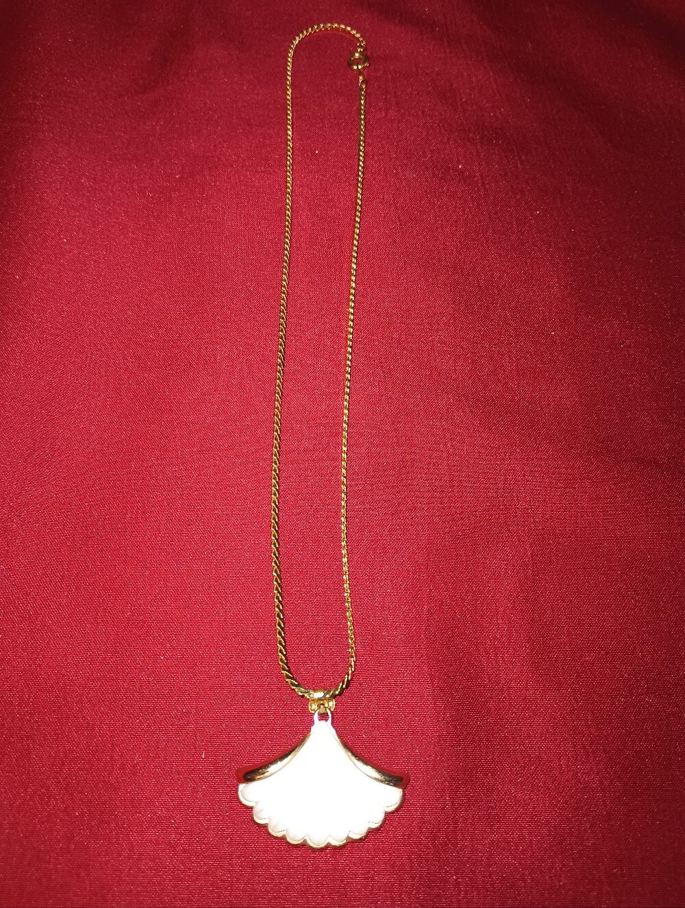 Vtg. Avon White Frosted Scalloped Seashell Pendant On 14.5" Gold Tone Chain